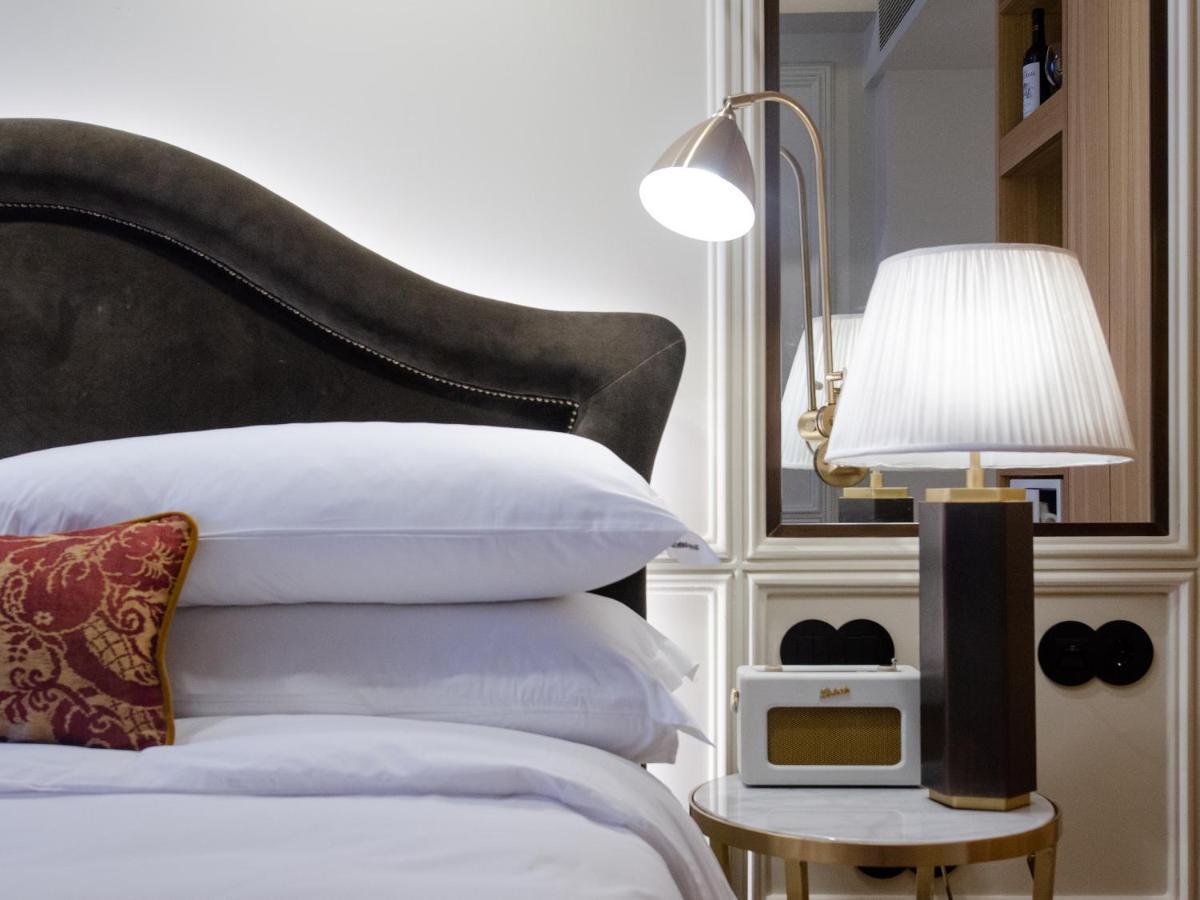 Browns Avenue Hotel Lisboa Dış mekan fotoğraf A lamp on a bedside table