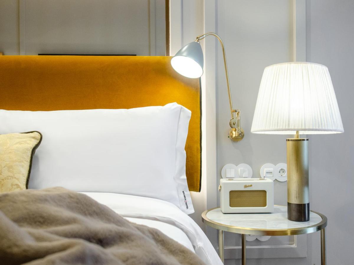 Browns Avenue Hotel Lisboa Dış mekan fotoğraf A bedside table with a lamp and a radio