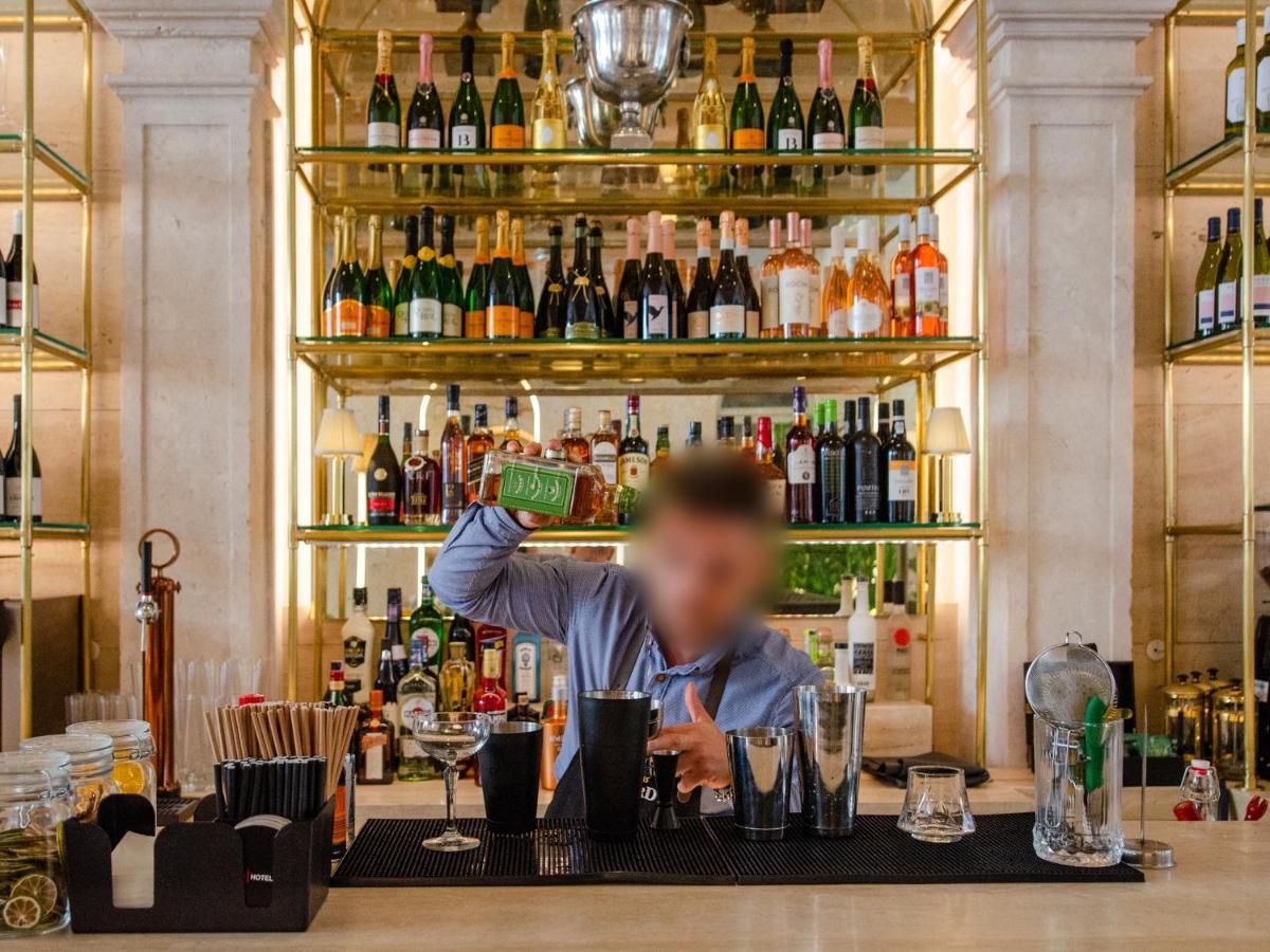 Browns Avenue Hotel Lisboa Dış mekan fotoğraf A bartender at work