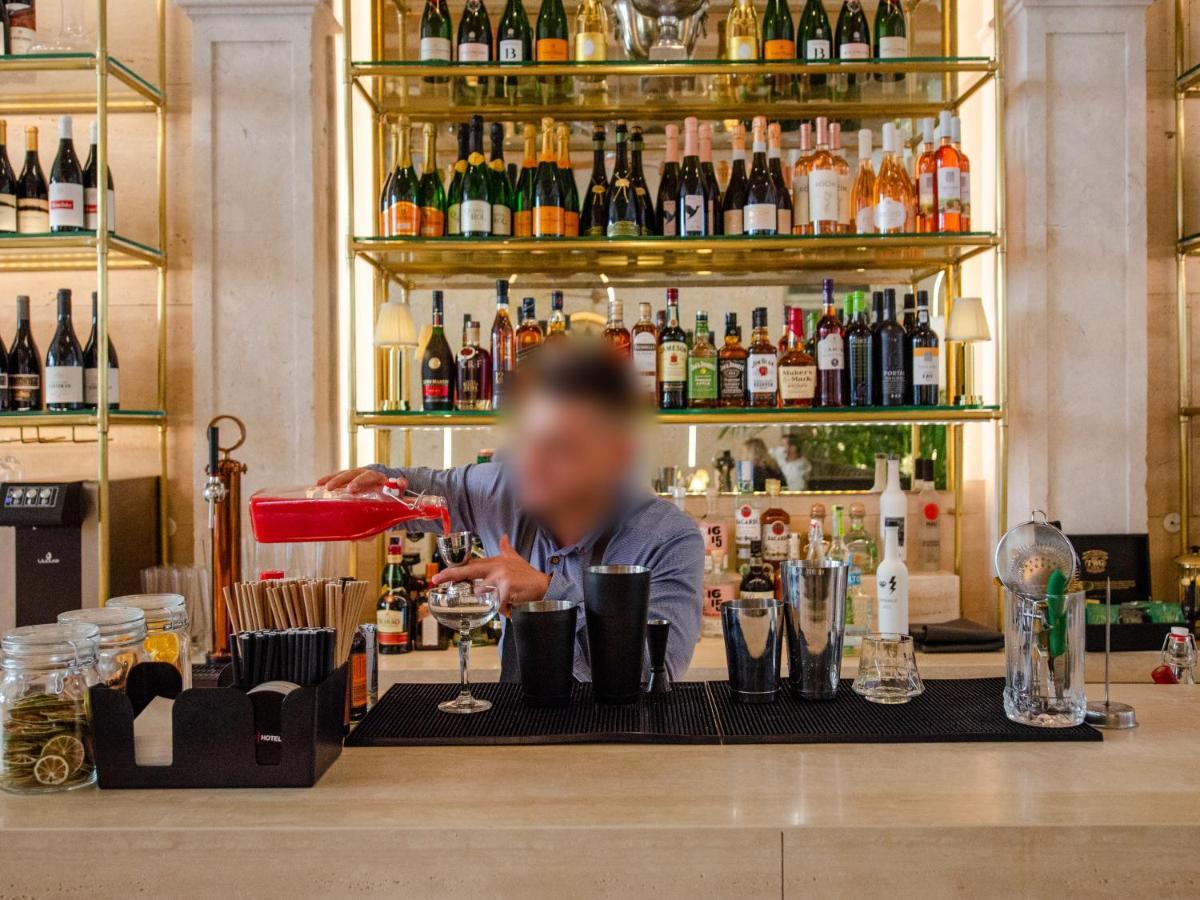 Browns Avenue Hotel Lisboa Dış mekan fotoğraf A bartender at work