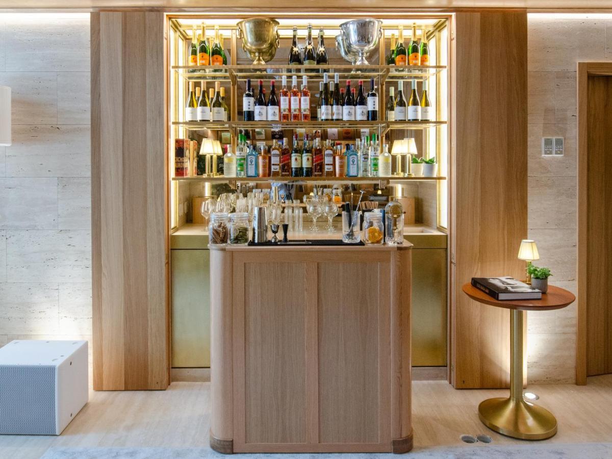 Browns Avenue Hotel Lisboa Dış mekan fotoğraf The bar at the 100 Queen's Gate